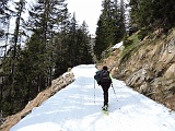 ......e siamo in Val Vannino , il percorso sarà ampio e battuto fino al rifugio , in basso la neve a tratti scarseggia.....